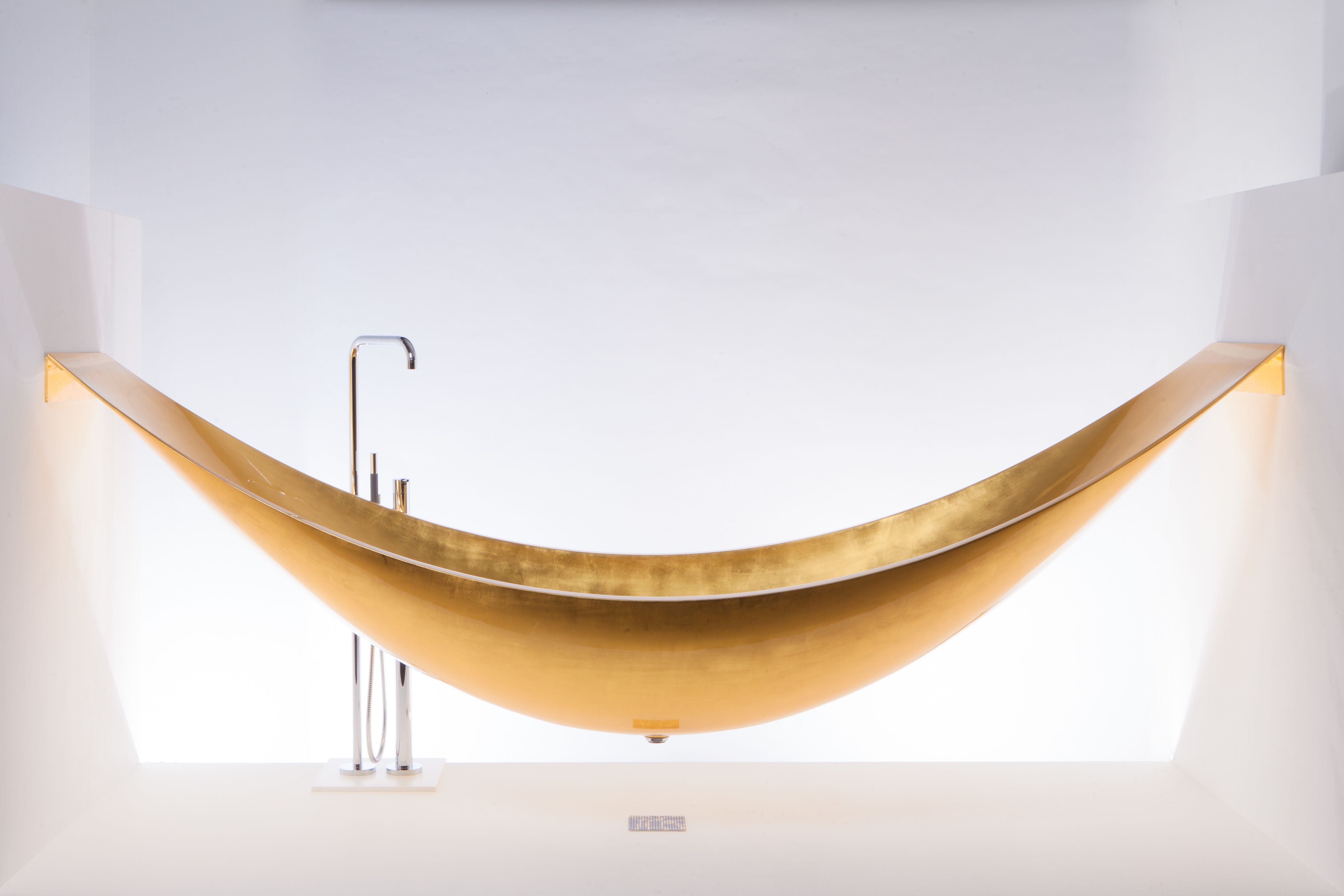 The ultimate luxury gold bath finished in 24 carrot gold manufactured by Splinterworks