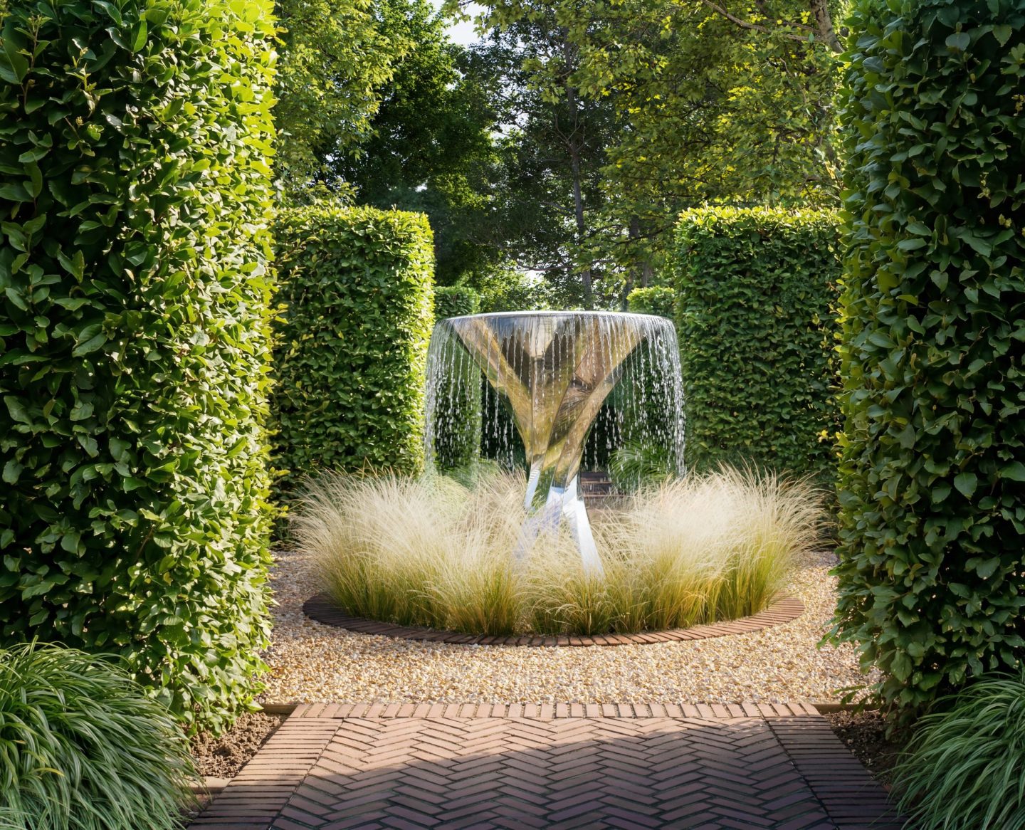 Splinterworks Cintura mirror-polished stainless steel outdoor water bowl feature with cinched waist design